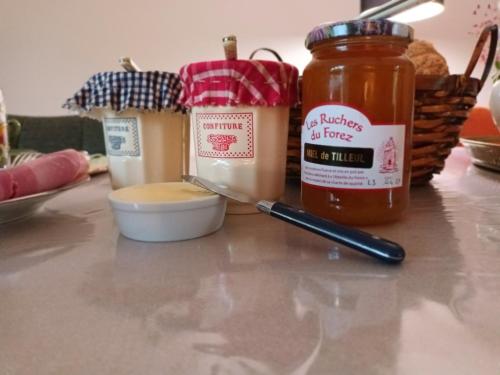 un bancone con due barattoli di miele e un cucchiaio di La Provende a Bard
