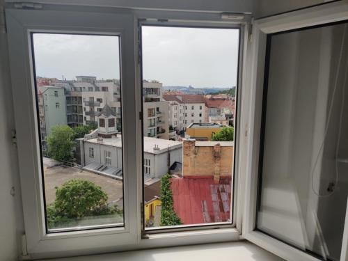 einen Blick aus dem Fenster einer Stadt in der Unterkunft Zizkov Stay - Close to Center in Prag