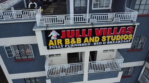 un cartel en el costado de un edificio en Julli Villas, en Nakuru