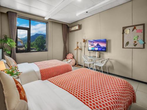 TV a/nebo společenská místnost v ubytování Wangxian Valley Chunyushanfang and shuishangjian Wangxian Valley Scenic Area