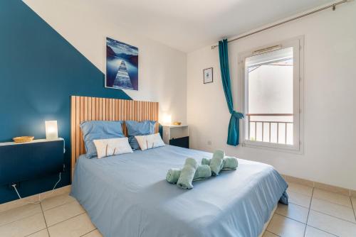 a teddy bear sitting on a bed in a bedroom at Chez Marco in Saint-Rémy-de-Provence