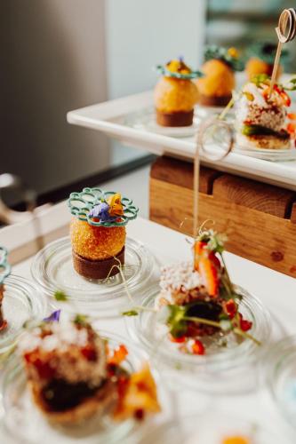 ウニエユフにあるAparthotel Termy Uniejówのテーブルの上に盛られたデザートの盛り合わせ