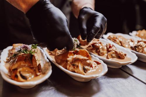 ホテルの敷地内または近くでの食事または食べ物