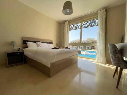 Voodi või voodid majutusasutuse Mangroovy - 2Br Commodious Pool&Gouna views Condo toas