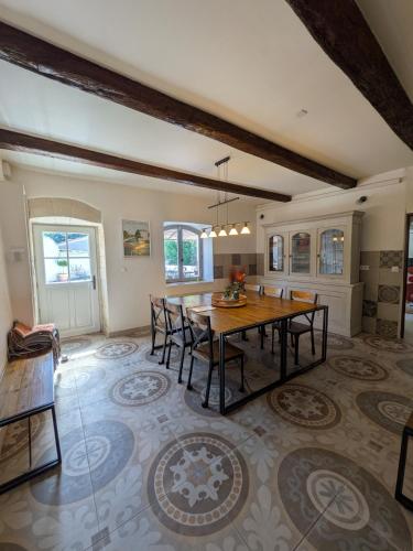 una grande sala da pranzo con tavolo e sedie di Les Pagnons a Velleron
