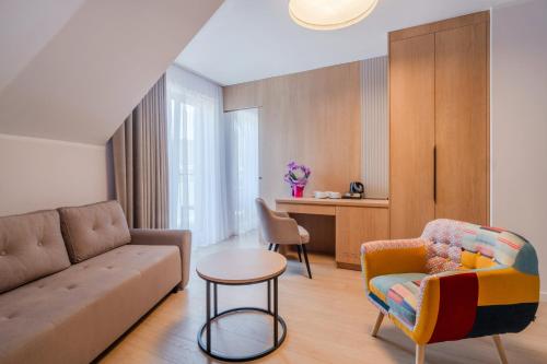una sala de estar con un sofá y una mesa en Willa Ponikiewka, en Międzybrodzie Bialskie