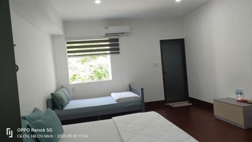 Postel nebo postele na pokoji v ubytování Homestay Mẹ Khang 2 WC riêng,Mới VIP