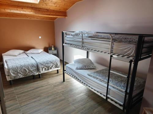 Katil atau katil-katil dalam bilik di eco nature, gite à la ferme