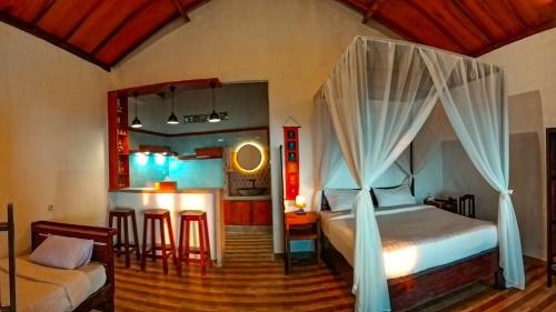 Un dormitorio con una cama y un bar en una habitación en Sunset villa munduk, en Munduk