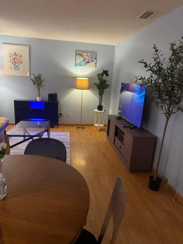 TV a/nebo společenská místnost v ubytování 3 Bedroom 2min to Dodger Stadium