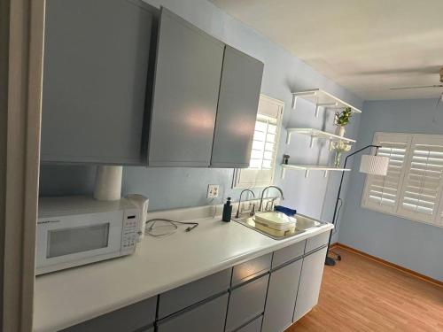 Kuchyň nebo kuchyňský kout v ubytování 3 Bedroom 2min to Dodger Stadium