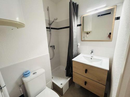 a bathroom with a toilet and a sink and a shower at Appt Studio 2 couchages CAP D'AGDE CT121-022 in Cap d'Agde