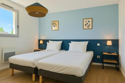 Un dormitorio con dos camas en una habitación. en Gîte l'Unik Lac de Vassivière, en Royère-de-Vassivière