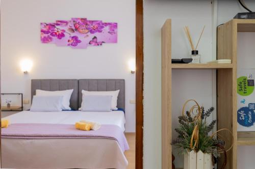 1 dormitorio con 1 cama con sábanas moradas en Apartments Danka with Shared Pool, en Pula