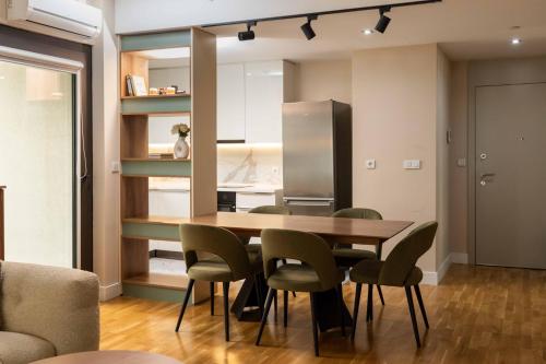 eine Küche und ein Esszimmer mit Tisch und Stühlen in der Unterkunft Limak's Diamond Residences in Skopje