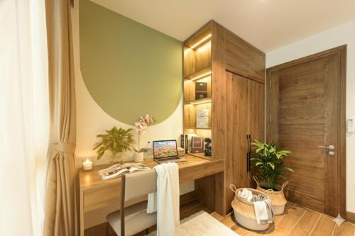 ein Home-Office mit Schreibtisch und Stuhl in der Unterkunft Crescendo Limitless Style in Hanoi