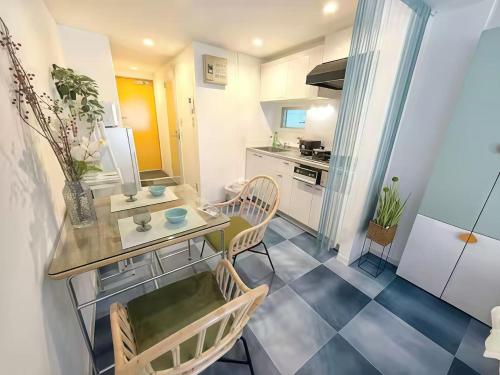 a kitchen and dining room with a table and chairs at 近藤ビル in Tokyo