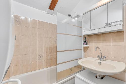 a bathroom with a sink and a shower at Appart Tallas Pieds Des Pistes in Ancelle