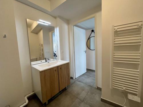 une salle de bain avec un lavabo et un miroir dans l'établissement Appartement Standing 3 pièces CAP D 'AGDE CT037-053, au Cap d'Agde