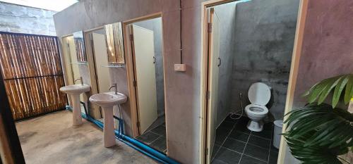 een badkamer met toilet en wastafel bij Gina hostel kohlanta in Phra Ae beach