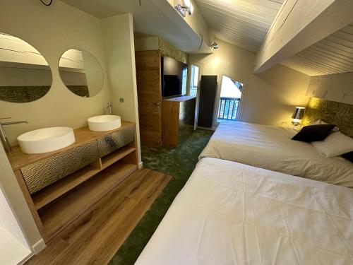 Un dormitorio con dos lavabos y dos espejos. en Luxury Ski-In Ski-Out 4BR Apartment with 4 Baths - Val Thorens, en Val Thorens