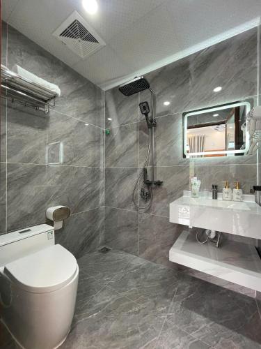 a bathroom with a toilet and a sink at Oanh Thư Hotel in Mèo Vạc
