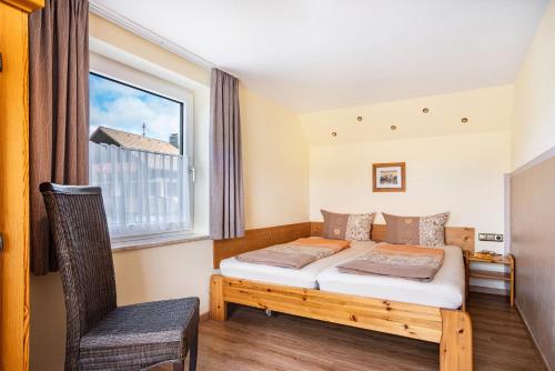オーバーロイテにあるFerienwohnung Harmonieのベッドと窓のある寝室