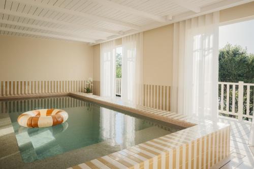 a swimming pool with a oar in the middle at Maison Roz Superbe maison face à l'Aven in Riec-sur-Bélon