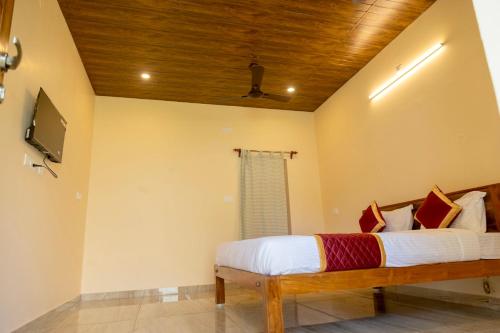 蓬蒂切里Le Pon Villa的卧室里有一张带木质天花板的床