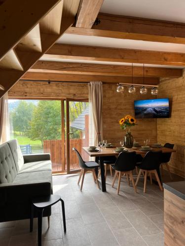 Una televisión o centro de entretenimiento en Cichosza domki w Szczyrku