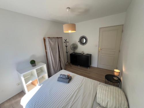 a bedroom with a bed and a chair in it at Chambre Cosy proche Part Dieu in Villeurbanne