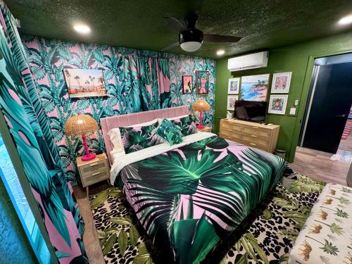 Postel nebo postele na pokoji v ubytování Kitschy Kottage