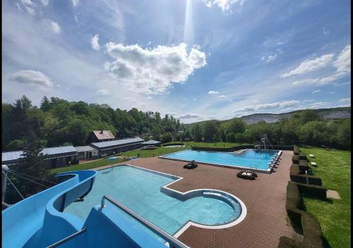 Una vista aérea de una gran piscina en Haus Maisonette am Harz, en Niedersachswerfen