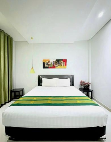 ラブハン・バジョにあるLa Colina Komodo Hotelの部屋にある大きな白いベッドのある寝室