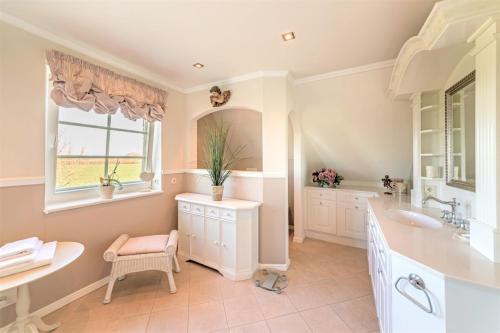 a bathroom with a sink and a mirror at Wohnung Traumblick in Morsum