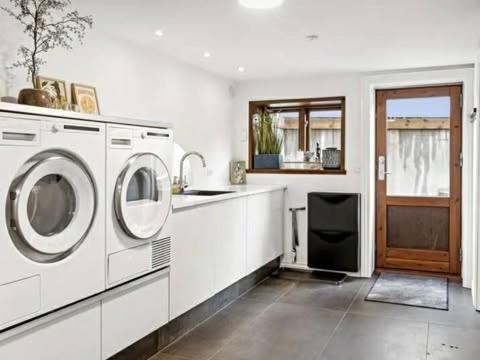 eine Küche mit 2 Waschmaschinen und einem Waschbecken in der Unterkunft Østerbrogade 49 in Holstebro