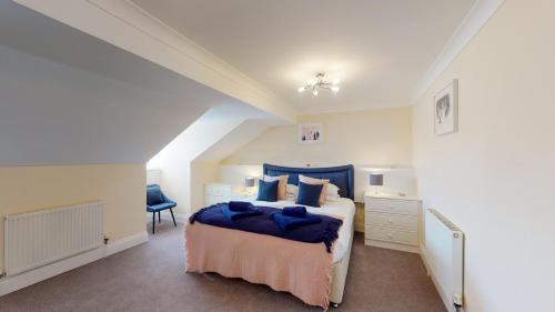 Un dormitorio con una cama, un escritorio y una silla. en Finelia House, en Topsham