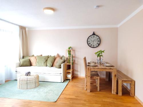 Una sala de estar con un sofá blanco y una mesa. en BohèmeNest Terminal Apartment, en Waldenbuch