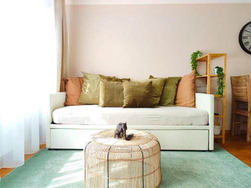 Un dormitorio con una cama blanca con una mesa delante. en BohèmeNest Terminal Apartment, en Waldenbuch