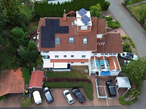 Hemfurth-EderseeにあるFerienwohnung Haus Krügerの庭に車が駐車されている家の俯瞰図