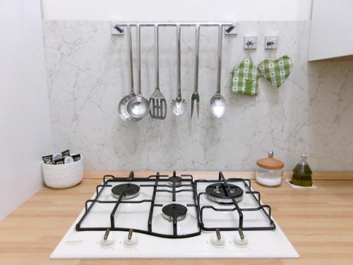 un four à plaques de cuisson dans une cuisine avec des ustensiles dans l'établissement Val Lì, à Palagiano