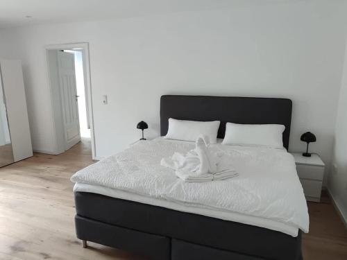 a bedroom with a bed with two towels on it at Juraperle - Historisch und modern - Wohnung 3 in Bad Staffelstein