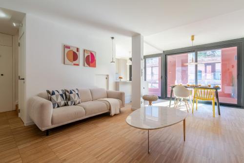 Stylish Open-Plan Flat with Swimming Pool by HostWise