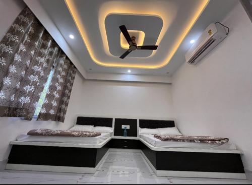 Zimmer mit 2 Betten und einem Deckenventilator in der Unterkunft hotel jaswant in Deshnoke