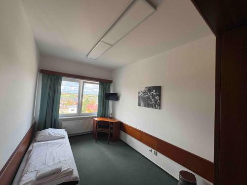 una stanza d'albergo con un letto e una finestra di Sportcentrum Brandýs a Brandýs nad Labem-Stará Boleslav