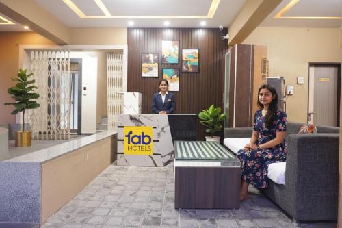 Dos mujeres sentadas en una sala de espera de un vestíbulo. en FabExpress Shree Haree Residency - Nr Mazda Garden View, en Pune