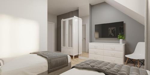 Un dormitorio con una cama, una cómoda y un televisor. en SOKÓŁ, en Sobków