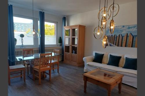 a living room with a couch and a table at Ferienwohnung Landhaus 44 Citynah, toskanischer Flair in Hamburg