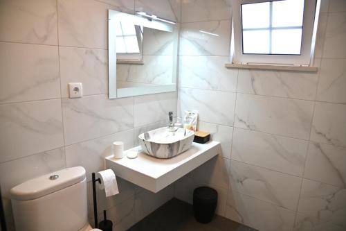 a bathroom with a sink and a toilet at Casa Isqueiro in Cela
