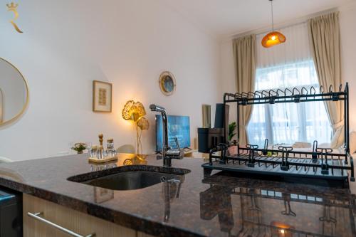 Kuchyň nebo kuchyňský kout v ubytování Elegant Studio Getaway in Ansam, Yas Island